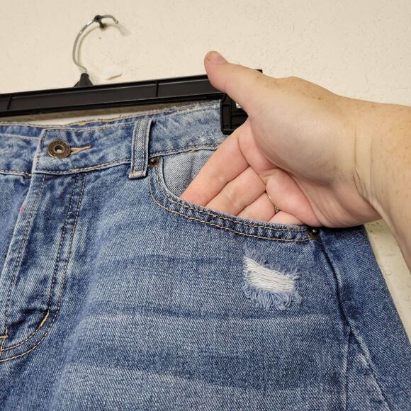 Maurices Light Wash Blue Denim Raw Hem Button Fly Mini Jean Skirt Size 3/4 - Picture 4 of 8